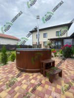 спа-купель «Комфорт» із термообробленою сосною та блискучим димоходом біля сучасного будинку