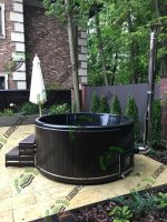 чорна СПА купель із сосни з піччю і сходами на терасі