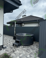 Дерев’яна купель серед саду для релаксу на свіжому повітрі