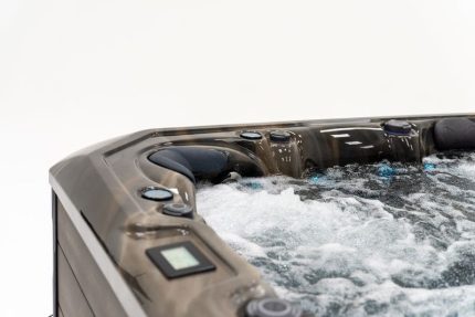 Частина джакузі Superior Spa Tokyo з дисплеєм