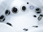 Нижні масажні форсунки та вентиляційні решітки в чаші джакузі Superior Spa Onyx