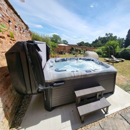 Джакузі Superior Spa Tokyo з турбулентною водою та відкритою кришкою