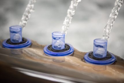 Струмені води з фонтанчиків у джакузі