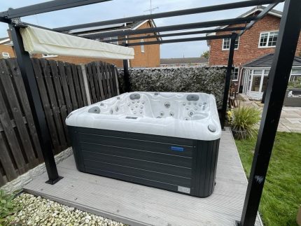 Зовнішній вигляд джакузі Ruby з закритою кришкою.