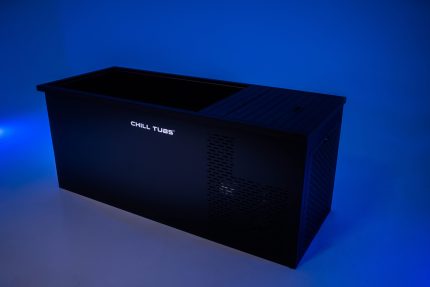 Chill Tub Original у темно-синьому світлі