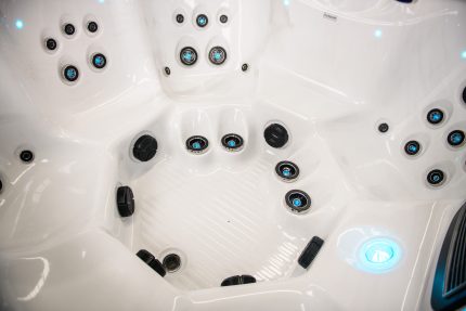 Внутрішній вигляд чаші джакузі Lugano з LED-підсвічуванням і форсунками