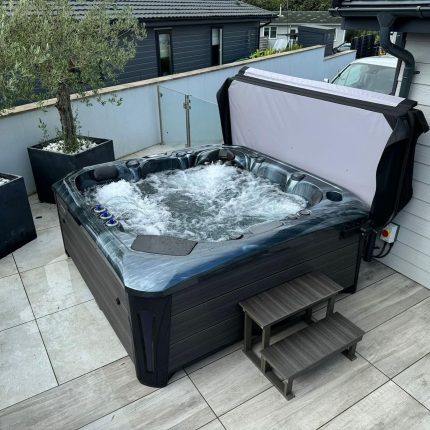 jakuzzi-superior-spa-tokyo-z-komplektom.jpg