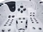 Внутрішній вигляд джакузі Superior Spa Topaz з безліччю масажних форсунок.