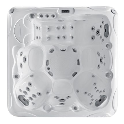 Установлене джакузі з драбинкою біля приватного будинку