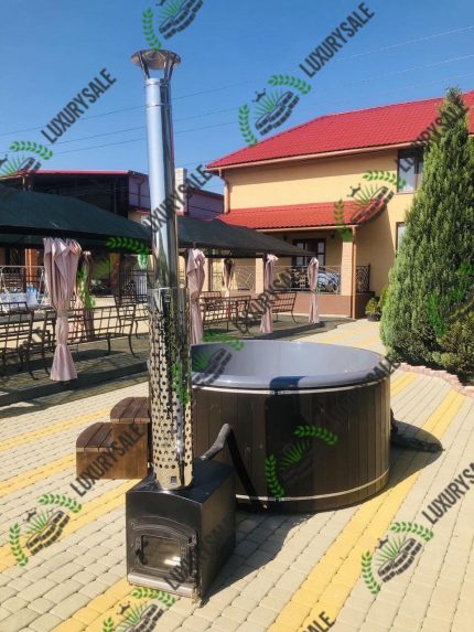 СПА купель Елегант плюс біля будинку з червоним дахом