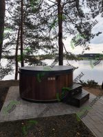 СПА купель із термоясеня з кришкою на березі водойми