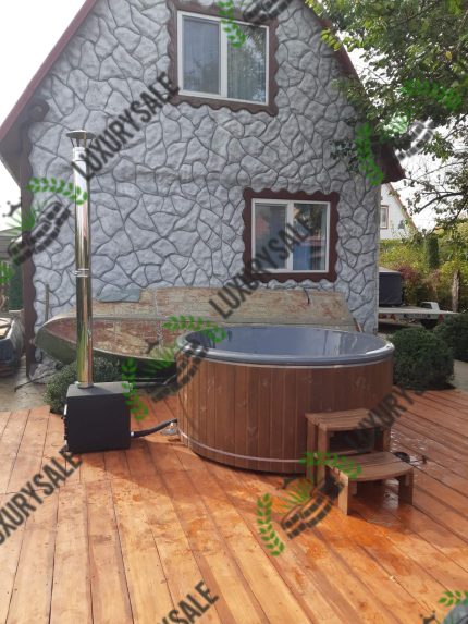 СПА купель Елегант плюс із сірою чашею біля кам’яного будинку